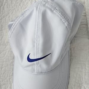 Nike Sportswear AeroBill Featherlight hat 679421-085